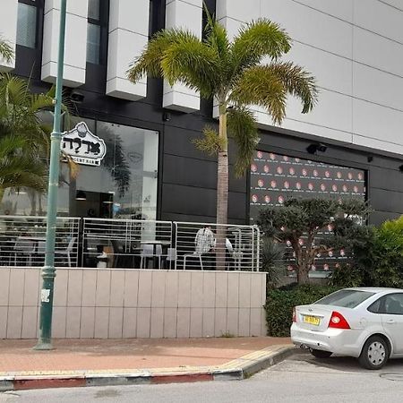 Regina'S Place Or Akiva Экстерьер фото