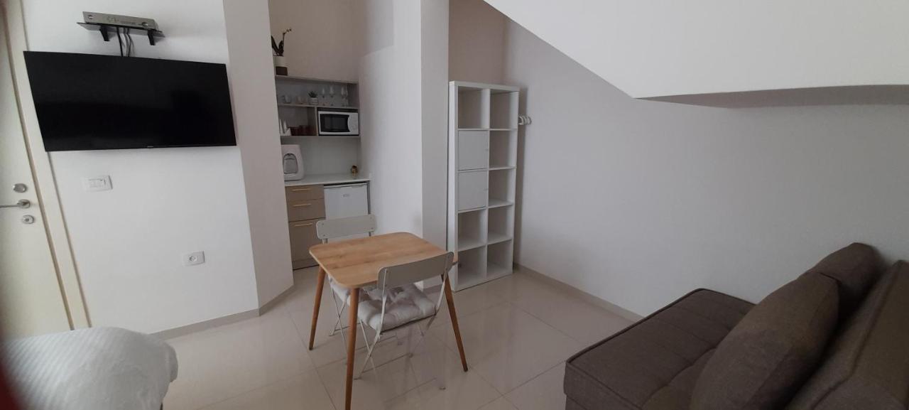 Regina'S Place Or Akiva Экстерьер фото