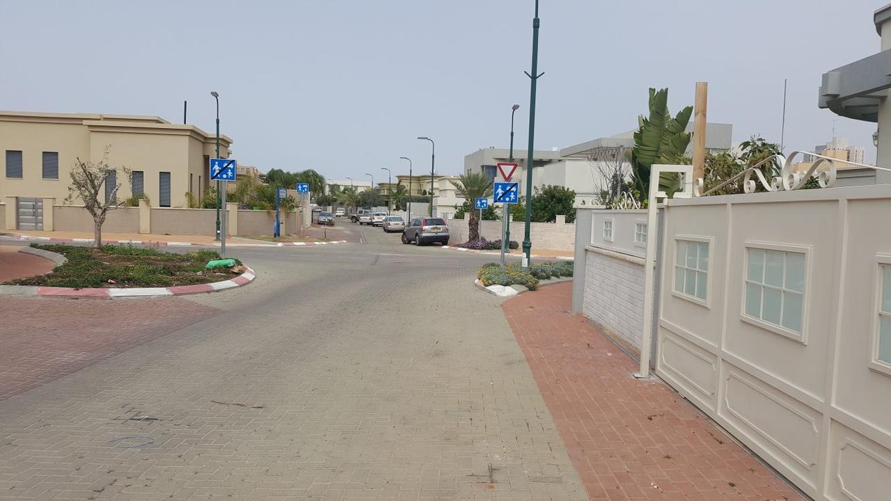 Regina'S Place Or Akiva Экстерьер фото