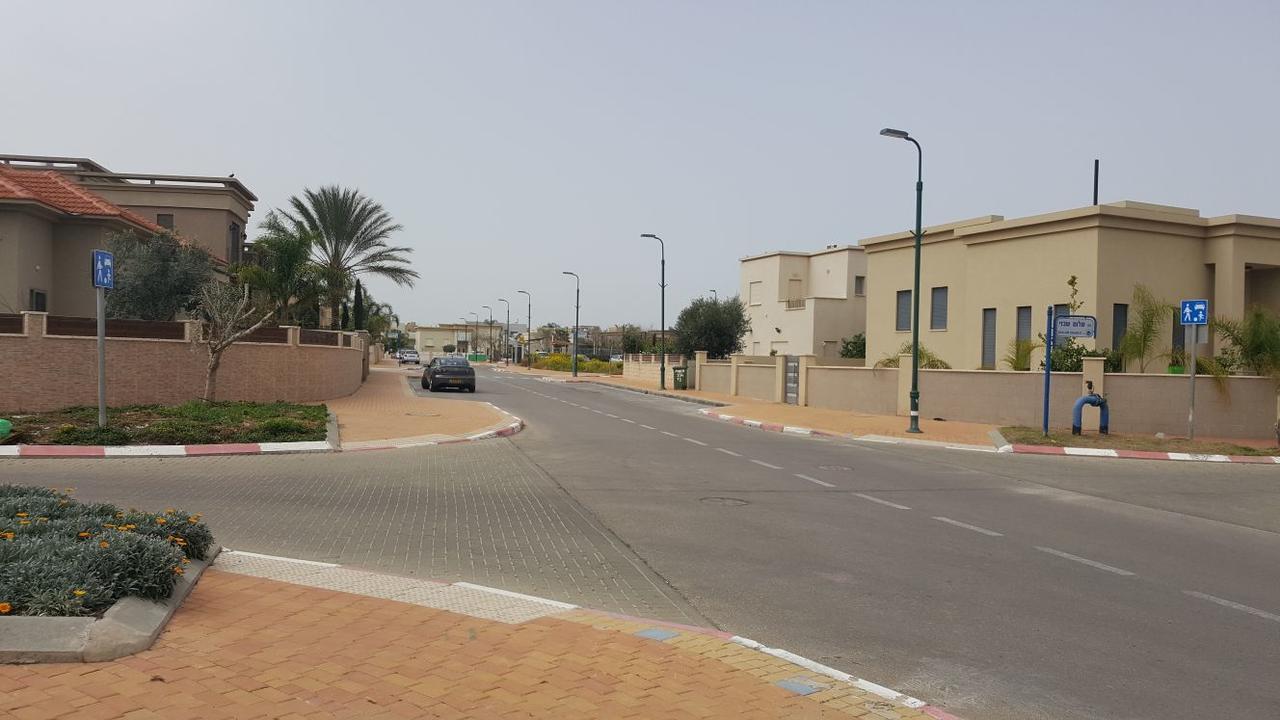 Regina'S Place Or Akiva Экстерьер фото