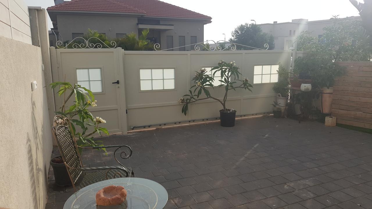Regina'S Place Or Akiva Экстерьер фото